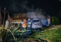 Zapalił się samochód zaparkowany w budynku gospodarczym. Ogień rozprzestrzenił się na konstrukcję dachu - zdjęcie główne