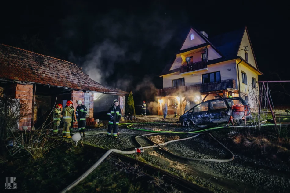 Zapalił się samochód zaparkowany w budynku gospodarczym. Ogień rozprzestrzenił się na konstrukcję dachu - zdjęcie 2