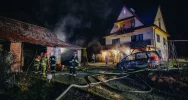 Zapalił się samochód zaparkowany w budynku gospodarczym. Ogień rozprzestrzenił się na konstrukcję dachu - zdjęcie 2
