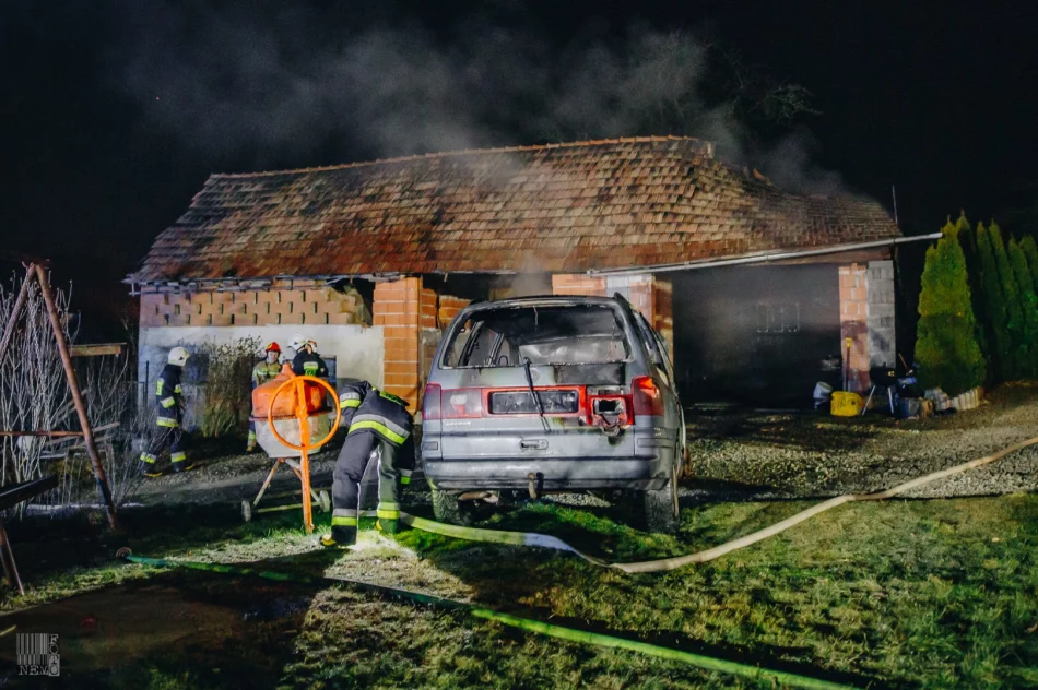 Zapalił się samochód zaparkowany w budynku gospodarczym. Ogień rozprzestrzenił się na konstrukcję dachu - zdjęcie 3