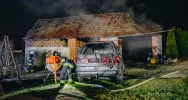 Zapalił się samochód zaparkowany w budynku gospodarczym. Ogień rozprzestrzenił się na konstrukcję dachu - zdjęcie 3