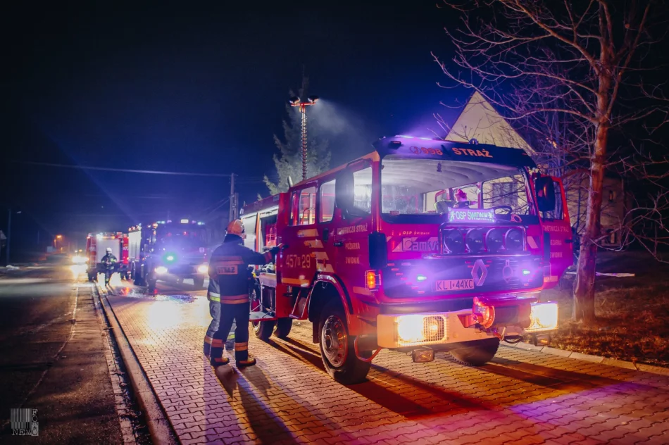 Zapalił się samochód zaparkowany w budynku gospodarczym. Ogień rozprzestrzenił się na konstrukcję dachu - zdjęcie 4