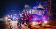 Zapalił się samochód zaparkowany w budynku gospodarczym. Ogień rozprzestrzenił się na konstrukcję dachu - zdjęcie 4