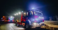 Zapalił się samochód zaparkowany w budynku gospodarczym. Ogień rozprzestrzenił się na konstrukcję dachu - zdjęcie 5