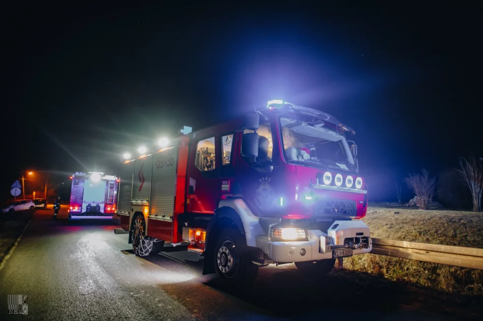 Zapalił się samochód zaparkowany w budynku gospodarczym. Ogień rozprzestrzenił się na konstrukcję dachu - zdjęcie 5