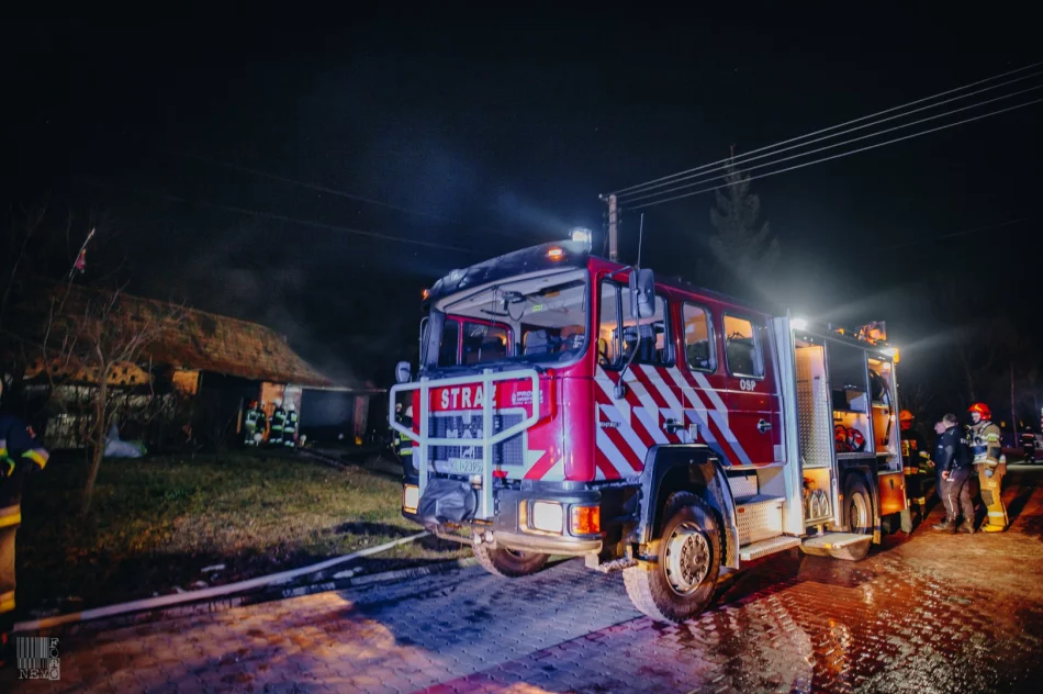 Zapalił się samochód zaparkowany w budynku gospodarczym. Ogień rozprzestrzenił się na konstrukcję dachu - zdjęcie 6