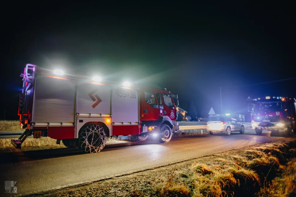 Zapalił się samochód zaparkowany w budynku gospodarczym. Ogień rozprzestrzenił się na konstrukcję dachu - zdjęcie 7
