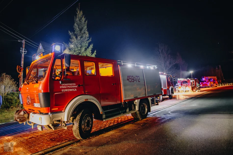 Zapalił się samochód zaparkowany w budynku gospodarczym. Ogień rozprzestrzenił się na konstrukcję dachu - zdjęcie 8