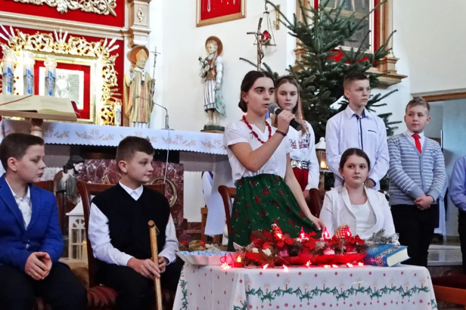 Kolędowanie w SP nr 2 w Siekierczynie - zdjęcie 2