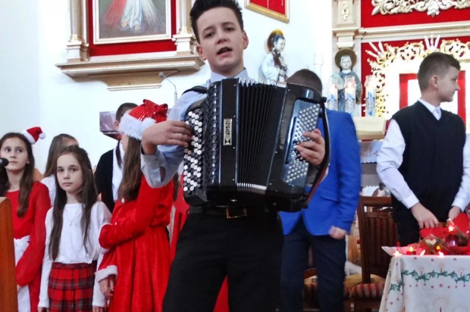 Kolędowanie w SP nr 2 w Siekierczynie - zdjęcie 5