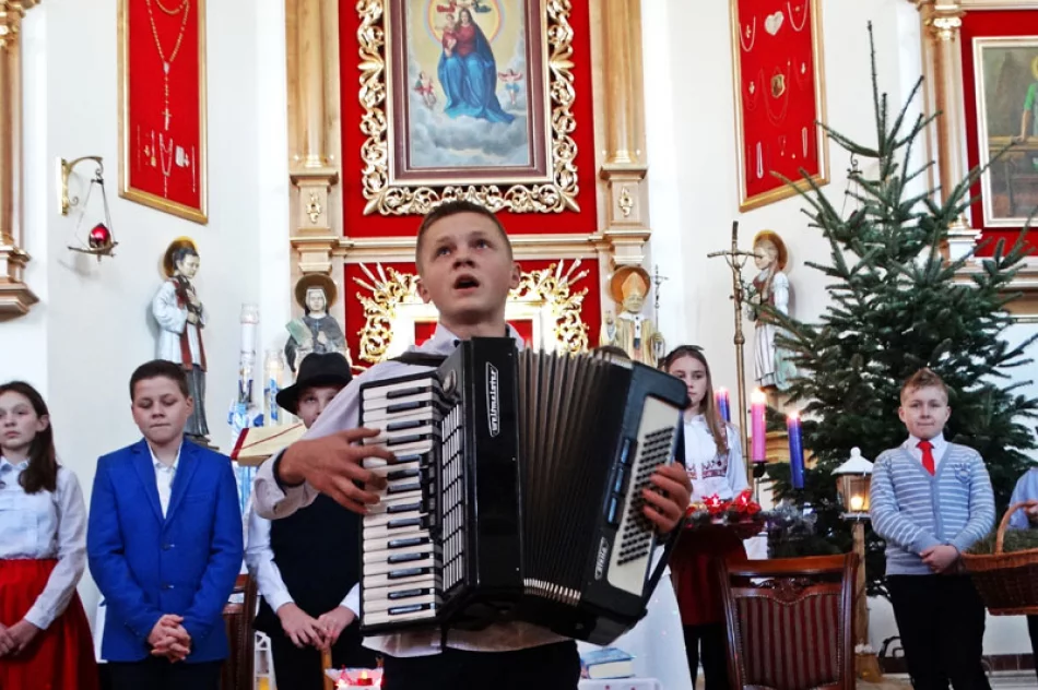 Kolędowanie w SP nr 2 w Siekierczynie - zdjęcie 9