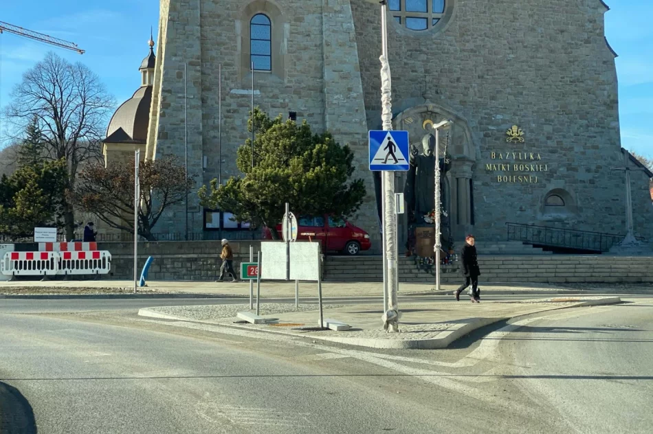 Drogowskazy poprawione, na trwałe oznakowanie poziome trzeba poczekać - zdjęcie 2