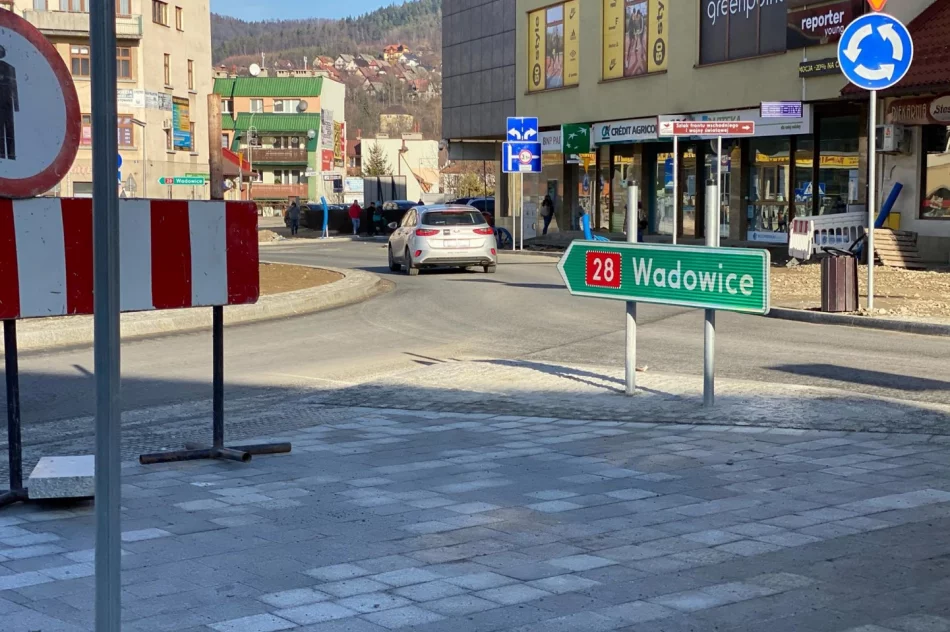 Drogowskazy poprawione, na trwałe oznakowanie poziome trzeba poczekać - zdjęcie 3