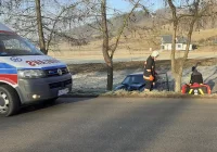 Volkswagen wypadł z drogi i uderzył w drzewo - zdjęcie główne