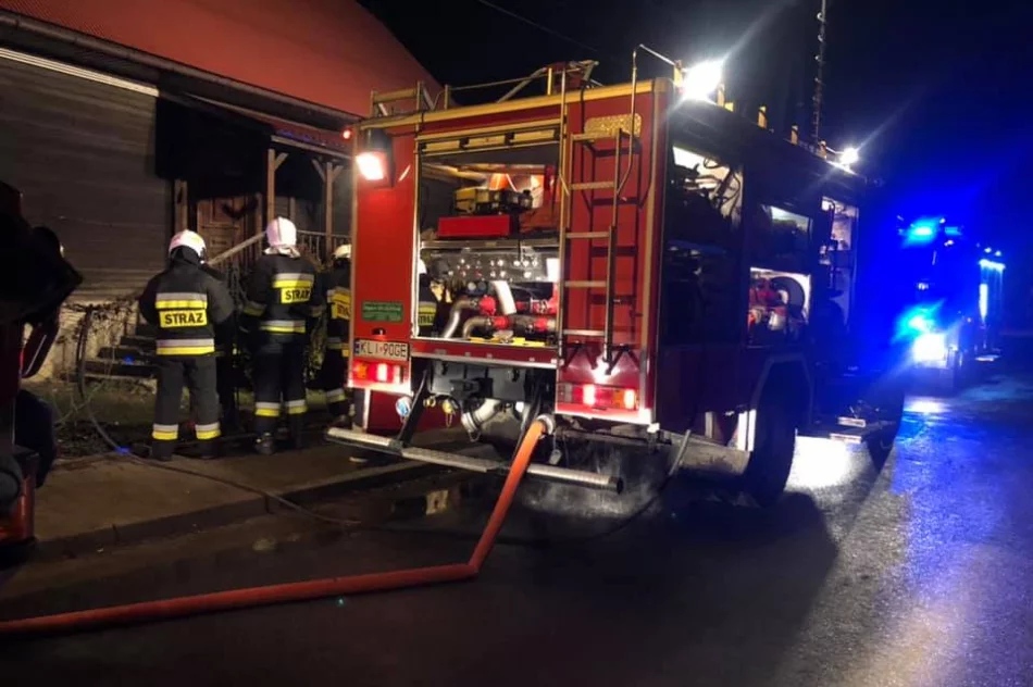 Pożar w kotłowni drewnianego budynku gasiło 26 strażaków - zdjęcie 2