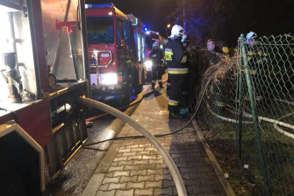 Pożar w kotłowni drewnianego budynku gasiło 26 strażaków - zdjęcie 6