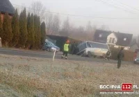 Pasażerowie nie mogli wyjść z autobusu, który wjechał do rowu - zdjęcie główne