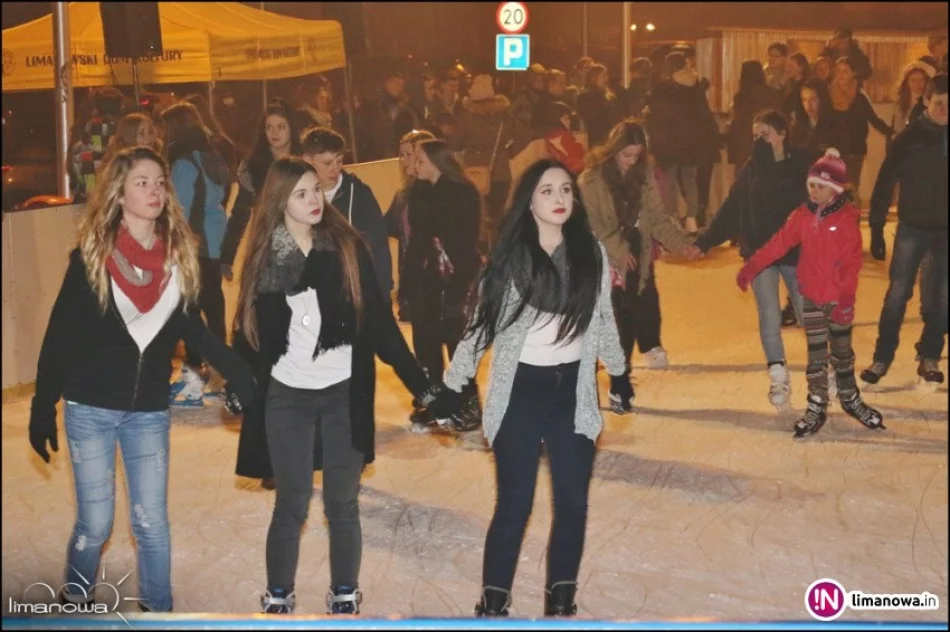 Na jednym lodowisku odbywają się imprezy, drugie zamknięto przez pogodę - zdjęcie 2