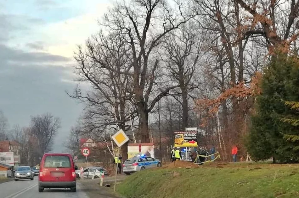 Groźnie wyglądające dachowanie. Kierowca pijany i bez uprawnień - zdjęcie 2