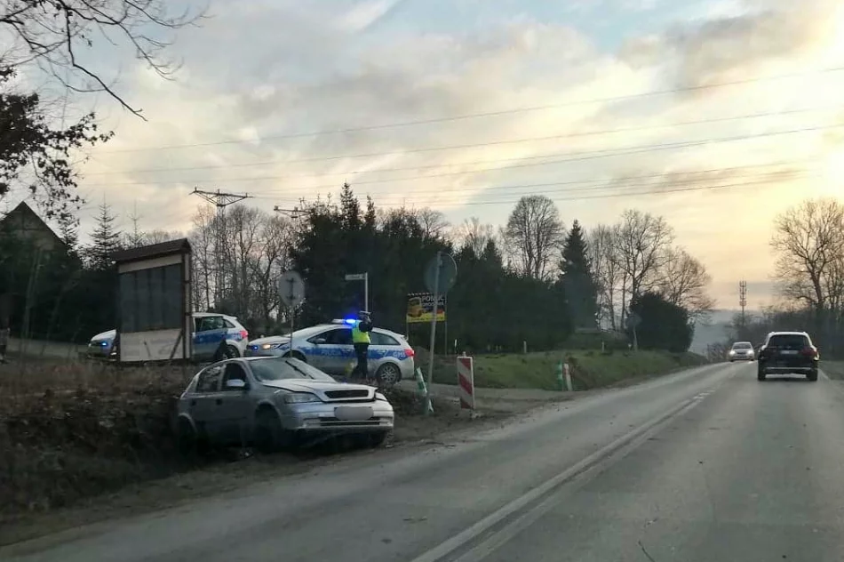 Groźnie wyglądające dachowanie. Kierowca pijany i bez uprawnień - zdjęcie 3
