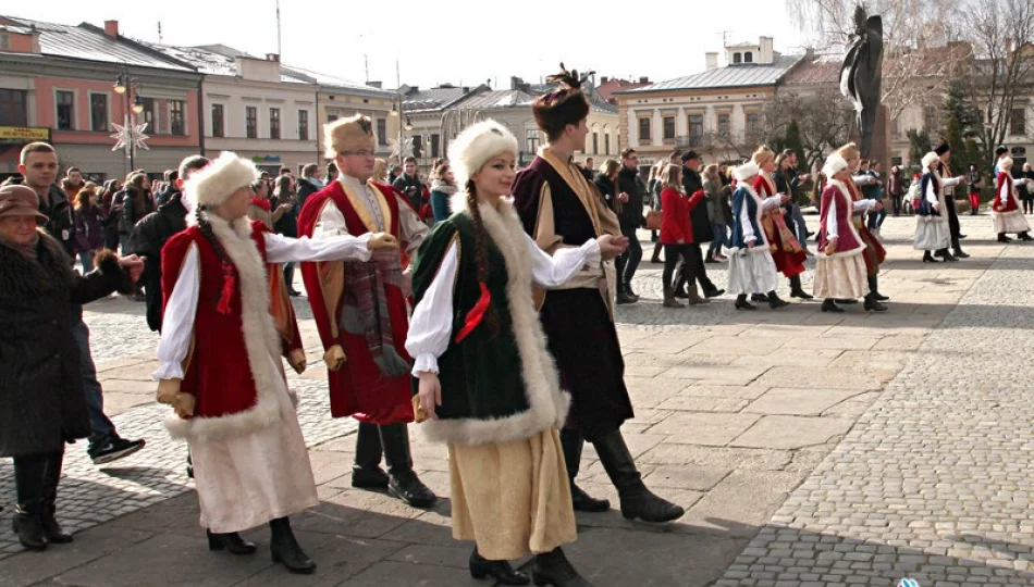 Tegoroczni maturzyści zatańczą poloneza pod Ratuszem - zdjęcie 1