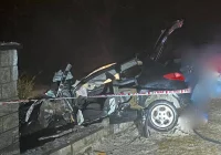 20-latek bez uprawnień uderzył w betonowe ogrodzenie. Wydobywano go kilkadziesiąt minut - zdjęcie główne