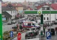 68-letnia piesza potrącona na wyjeździe ze stacji paliw - zdjęcie główne
