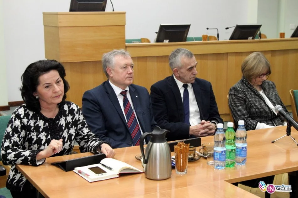 Wojewoda Małopolski Józef Pilch wziął udział w posiedzeniu Radzie Powiatu - zdjęcie 3