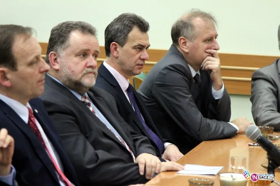 Wojewoda Małopolski Józef Pilch wziął udział w posiedzeniu Radzie Powiatu - zdjęcie 4