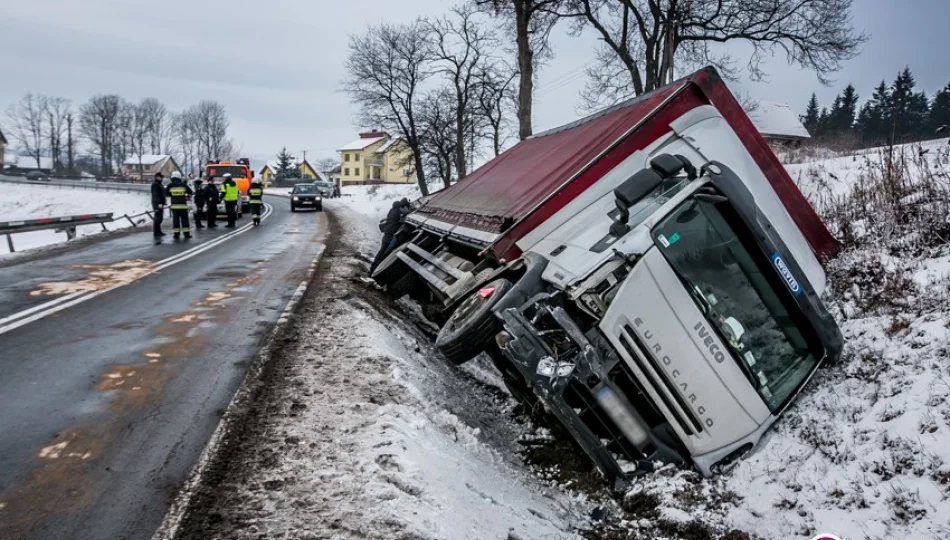 Kolizja samochodu osobowego z ciężarowym. Ciężarówka wylądowała w rowie (wideo) - zdjęcie 1