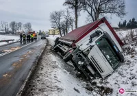 Kolizja samochodu osobowego z ciężarowym. Ciężarówka wylądowała w rowie (wideo) - zdjęcie główne