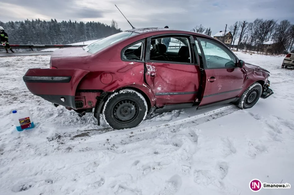 Kolizja samochodu osobowego z ciężarowym. Ciężarówka wylądowała w rowie (wideo) - zdjęcie 2