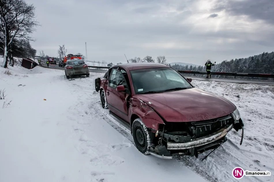 Kolizja samochodu osobowego z ciężarowym. Ciężarówka wylądowała w rowie (wideo) - zdjęcie 4