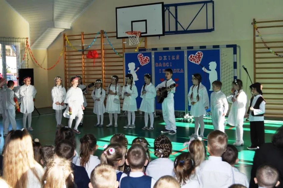 Dzień Babci i Dziadka w Szkole Podstawowej Nr 1 w Siekierczynie - zdjęcie 2