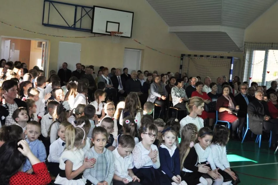 Dzień Babci i Dziadka w Szkole Podstawowej Nr 1 w Siekierczynie - zdjęcie 5