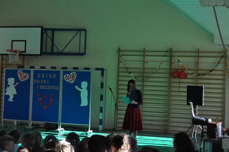 Dzień Babci i Dziadka w Szkole Podstawowej Nr 1 w Siekierczynie - zdjęcie 6