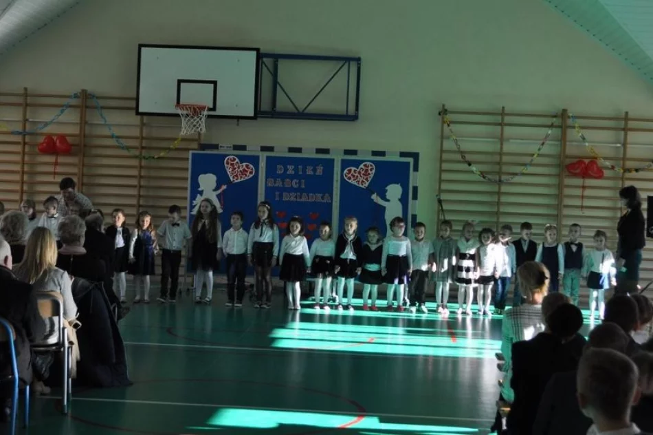 Dzień Babci i Dziadka w Szkole Podstawowej Nr 1 w Siekierczynie - zdjęcie 7
