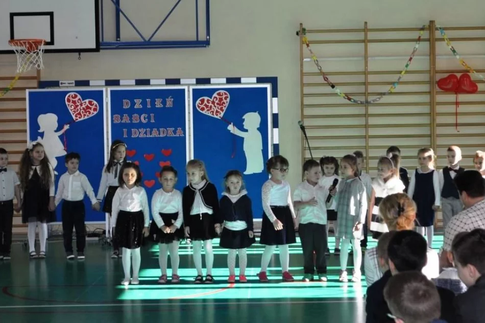 Dzień Babci i Dziadka w Szkole Podstawowej Nr 1 w Siekierczynie - zdjęcie 8