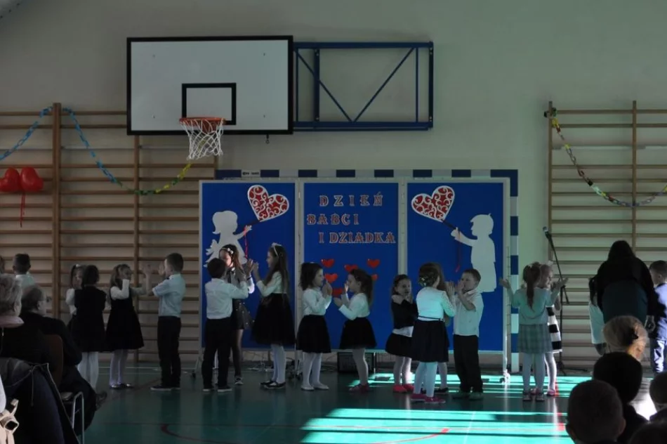 Dzień Babci i Dziadka w Szkole Podstawowej Nr 1 w Siekierczynie - zdjęcie 9