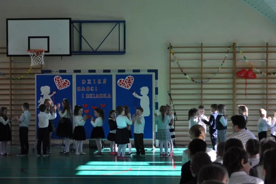 Dzień Babci i Dziadka w Szkole Podstawowej Nr 1 w Siekierczynie - zdjęcie 10