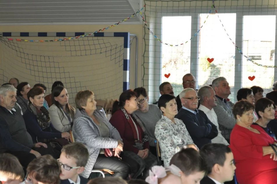Dzień Babci i Dziadka w Szkole Podstawowej Nr 1 w Siekierczynie - zdjęcie 11