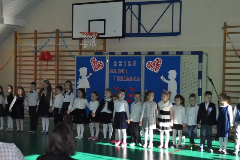 Dzień Babci i Dziadka w Szkole Podstawowej Nr 1 w Siekierczynie - zdjęcie 12