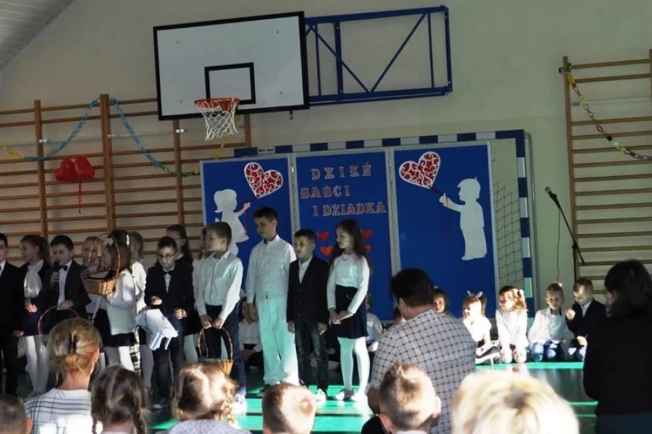 Dzień Babci i Dziadka w Szkole Podstawowej Nr 1 w Siekierczynie - zdjęcie 14
