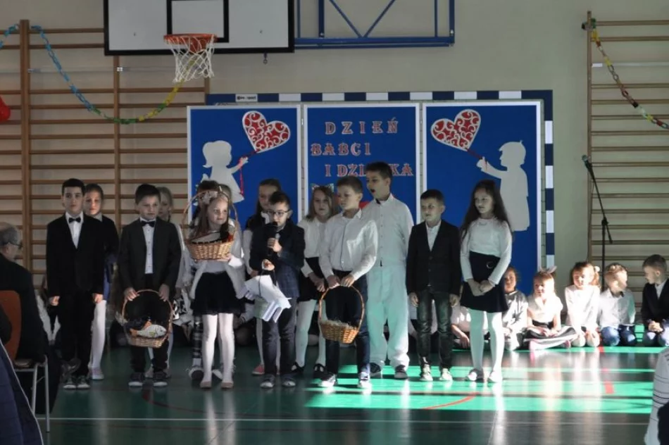 Dzień Babci i Dziadka w Szkole Podstawowej Nr 1 w Siekierczynie - zdjęcie 15