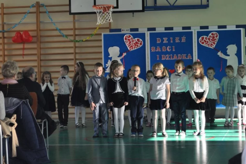Dzień Babci i Dziadka w Szkole Podstawowej Nr 1 w Siekierczynie - zdjęcie 16