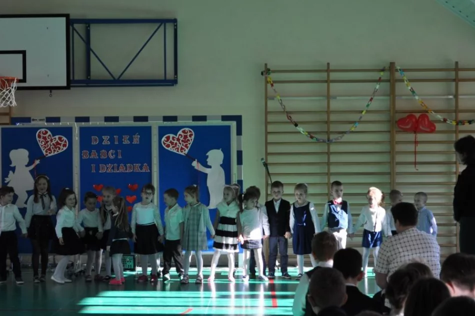 Dzień Babci i Dziadka w Szkole Podstawowej Nr 1 w Siekierczynie - zdjęcie 17