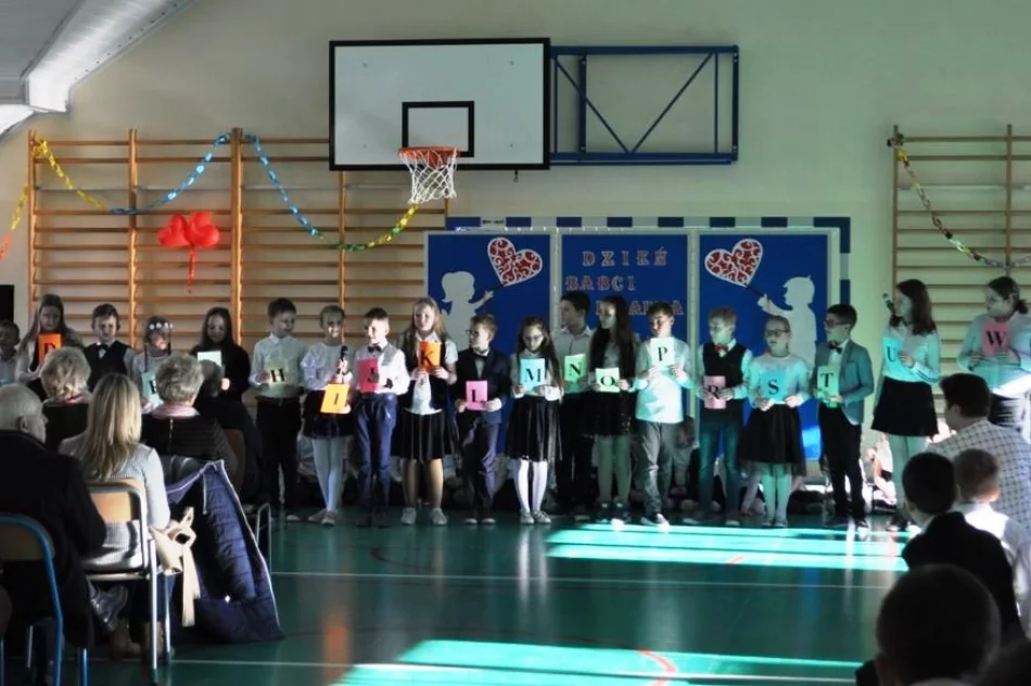 Dzień Babci i Dziadka w Szkole Podstawowej Nr 1 w Siekierczynie - zdjęcie 18