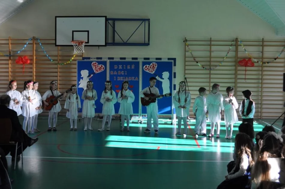 Dzień Babci i Dziadka w Szkole Podstawowej Nr 1 w Siekierczynie - zdjęcie 20