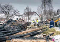 Wybuch gazu i pożar budynku. Trzy osoby  poszkodowane, mężczyzna był uwięziony (nowe wideo) - zdjęcie główne