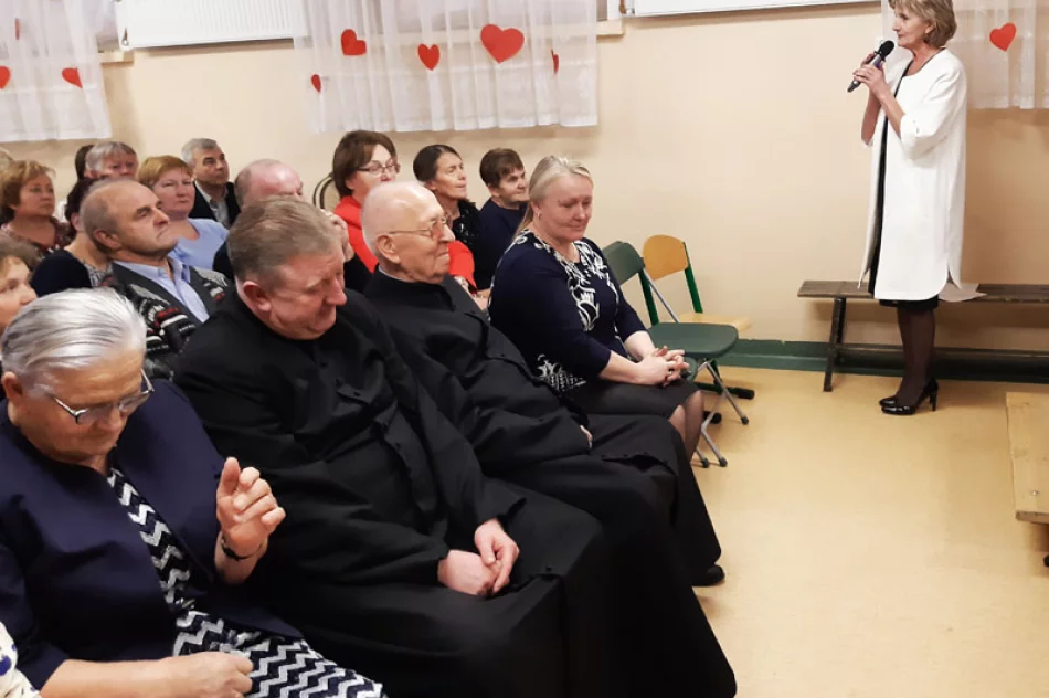 Dzień Babci i Dziadka w Szkole Podstawowej nr 2 w Siekierczynie - zdjęcie 6
